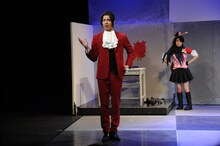 左から和田琢磨演じる御剣怜侍、奥仲麻琴演じる一条美雲。