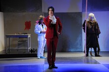 和田琢磨演じる御剣怜侍（中央）。