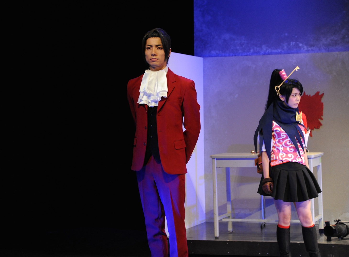 左から和田琢磨演じる御剣怜侍、奥仲麻琴演じる一条美雲。