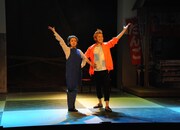 左から久下恵美演じる大場カオル、林明寛演じる矢張政志。