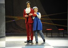 左から和田琢磨演じる御剣怜侍、久下恵美演じる大場カオル。