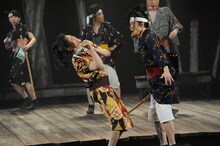 左から伝助役の玉城裕規、三郎役の鳥越裕貴。