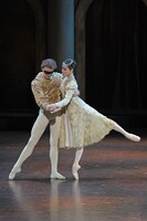 「ロメオとジュリエット」の様子。（撮影：鹿摩隆司）