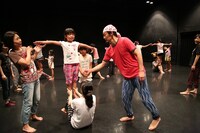 近藤良平によるワークショップの様子。