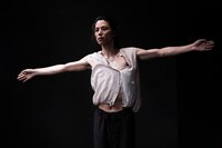 「ダンスがみたい！15 そろそろ、ソロ？」より、白井剛「澱 - オリの星座」。 (c)前澤秀登