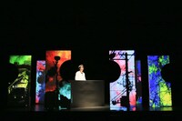 2015年5月に上演された「H12」の様子。