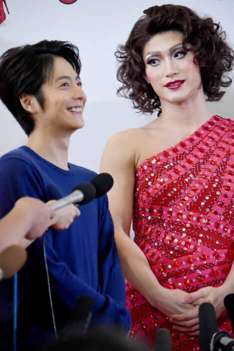 ブロードウェイミュージカル「キンキーブーツ」囲み取材より。左から小池徹平、三浦春馬。