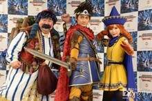 「ドラゴンクエスト ライブスペクタクルツアー」フォトセッションの様子。左から、芋洗坂係長、松浦司、中川翔子。