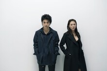 シアターコクーン・オンレパートリー2016「シブヤから遠く離れて」出演者。左から村上虹郎、小泉今日子。