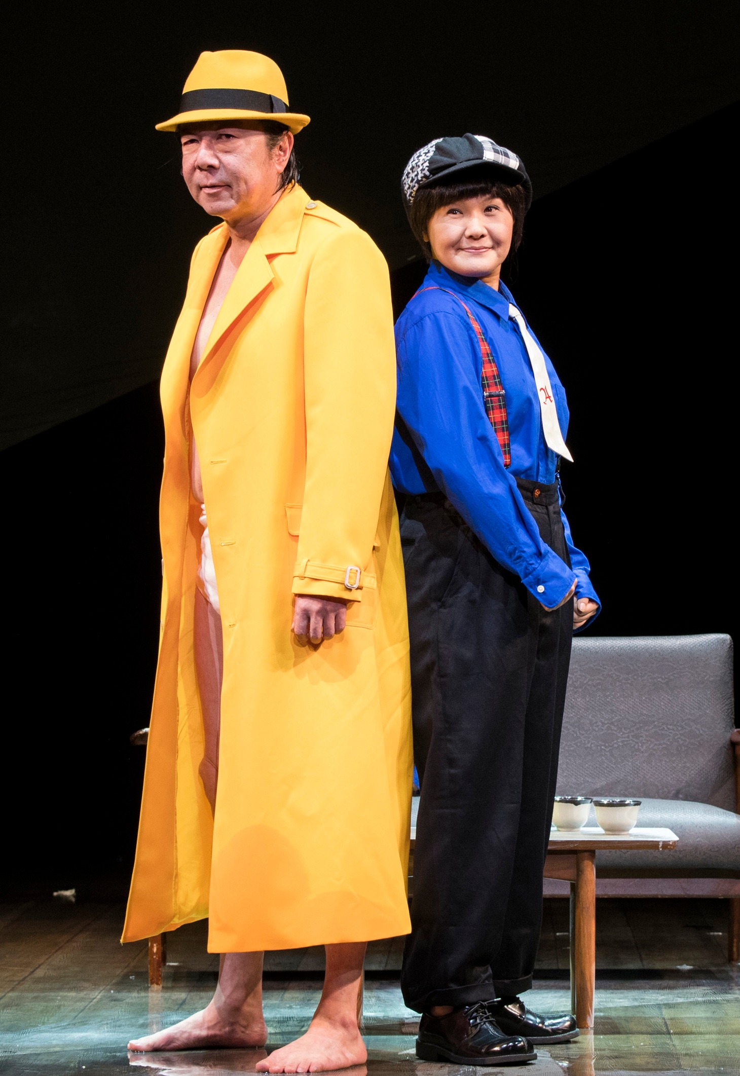 cube presents「ヒトラー、最後の20000年～ほとんど、何もない～」より。左から古田新太演じるアラータ、犬山イヌコ演じるアルジャーノン。（撮影：引地信彦）