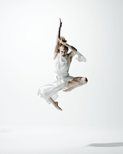 森山開次ソロダンス「KATANA」ビジュアル（撮影：上原勇「サン・アド」）