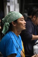 せたがやこどもプロジェクト2016「音楽劇『兵士の物語』」の稽古でキャストに演出をつける近藤良平。