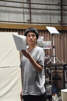 せたがやこどもプロジェクト2016「音楽劇『兵士の物語』」の稽古に臨む川口覚。