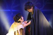 左から佐野大樹演じる松浦（秀吉）、Ry☆演じる大塚（信長）。