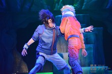 「ライブ・スペクタクル『NARUTO-ナルト-』」ゲネプロの様子。（左から）佐藤流司演じるうちはサスケ、松岡広大演じるうずまきナルト。