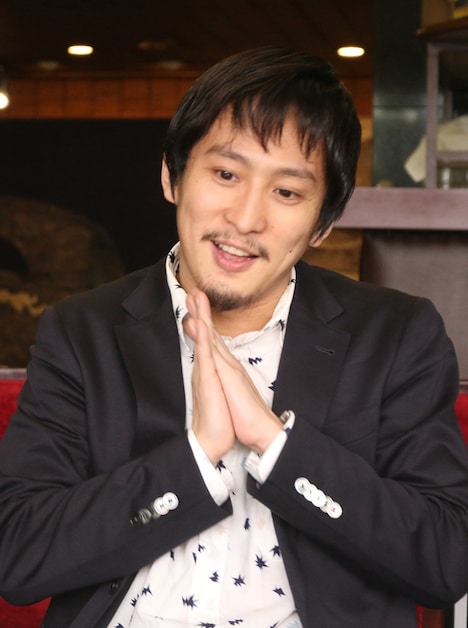 インタビューに応じる成河。