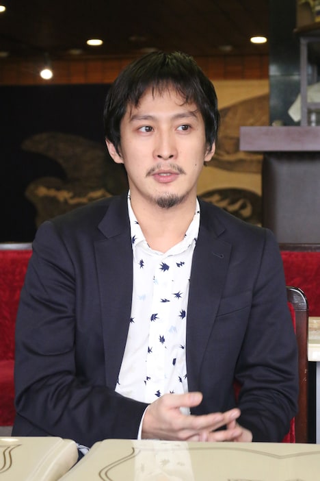 インタビューに応じる成河。