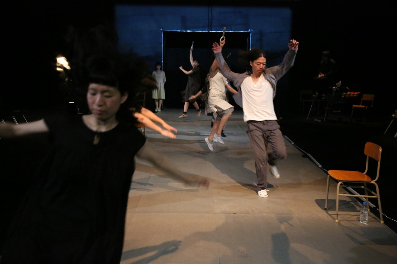 藤田貴大「ドコカ遠クノ～」再々演、19歳から76歳までの多彩な25人と