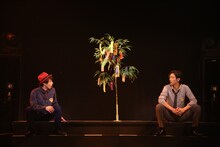 左から米原幸佑演じる蔦屋平九郎、谷口賢志演じる山城麻司。