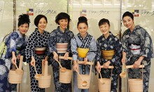 「頭痛肩こり樋口一葉」フォトセッションの様子。左から深谷美歩、熊谷真実、若村麻由美、永作博美、三田和代、愛華みれ。