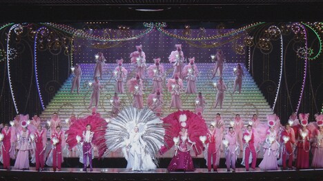 NHK BSプレミアム「新日本風土記『宝塚』」より、宝塚歌劇団のステージ。（提供：宝塚歌劇団）