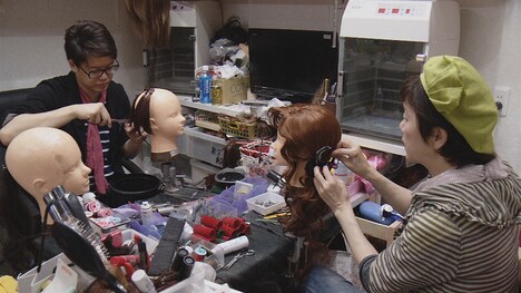 NHK BSプレミアム「新日本風土記『宝塚』」より、舞台で使うカツラを製作する美容院。(c)NHK