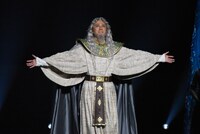 イムホテップ役の山口祐一郎。