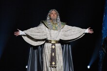 イムホテップ役の山口祐一郎。