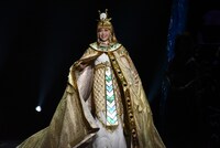 キャロル役の新妻聖子。