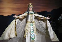 メンフィス役の浦井健治。