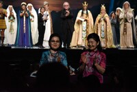 ミュージカル「王家の紋章」初日カーテンコールの様子。左から芙～みん、細川智栄子。