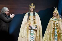 ミュージカル「王家の紋章」初日カーテンコールの様子。（左から）作曲・編曲を担当したシルヴェスター・リーヴァイ、メンフィス役の浦井健治、キャロル役の新妻聖子。