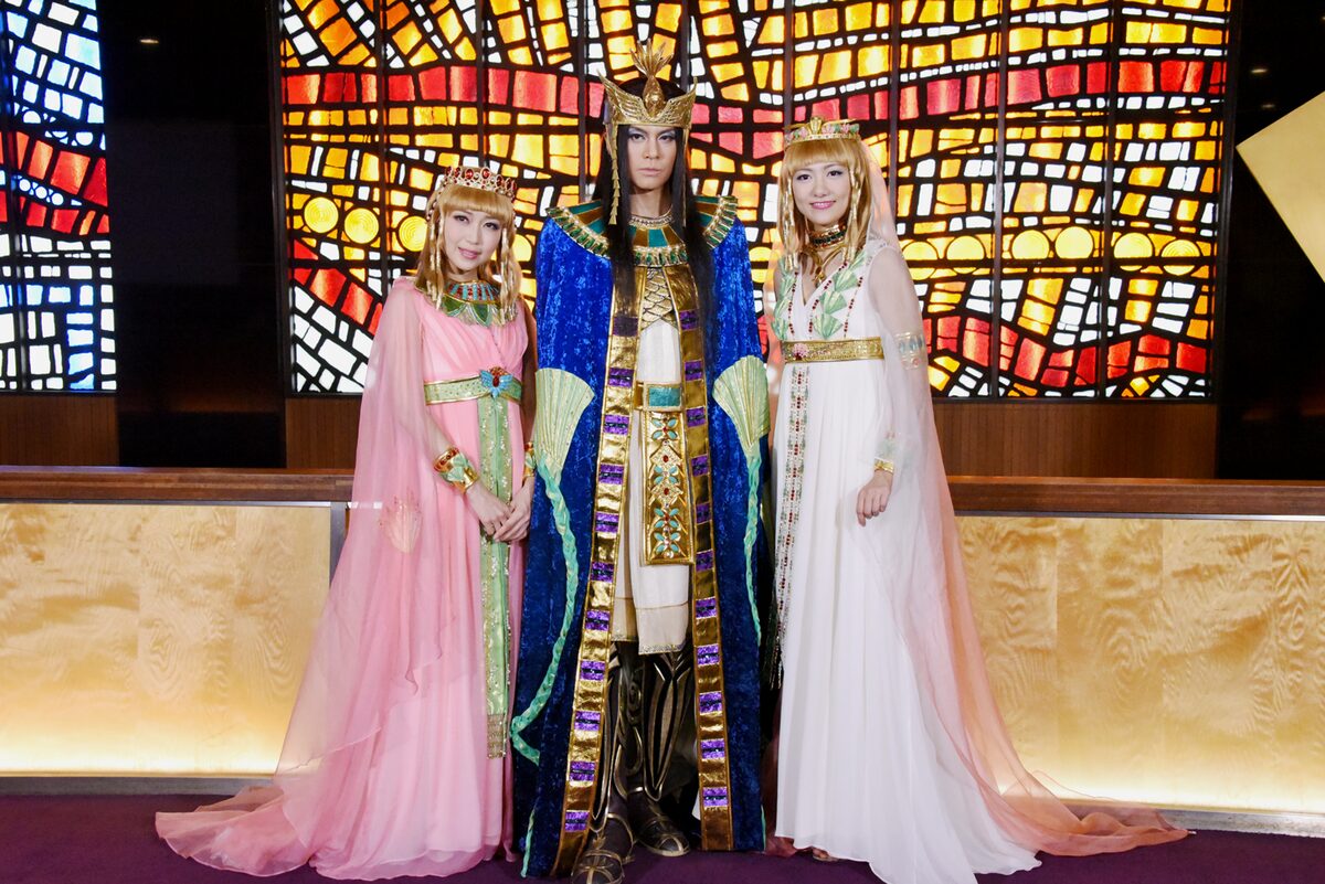 ミュージカル「王家の紋章」囲み取材の様子。左からキャロル役の新妻 