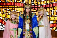 ミュージカル「王家の紋章」囲み取材の様子。左からキャロル役の新妻聖子、メンフィス役の浦井健治、キャロル役の宮澤佐江。