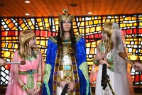 ミュージカル「王家の紋章」囲み取材の様子。左からキャロル役の新妻聖子、メンフィス役の浦井健治、キャロル役の宮澤佐江。