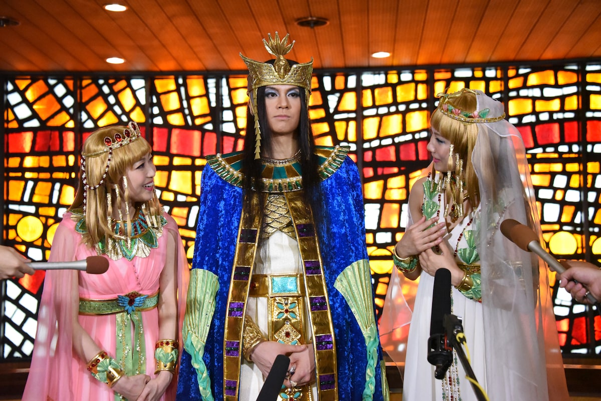 ミュージカル「王家の紋章」囲み取材の様子。左からキャロル役の新妻 
