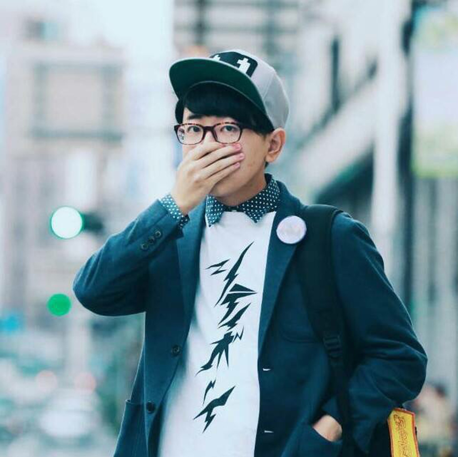 写真集のブックデザインを担当するサワイシンゴ。