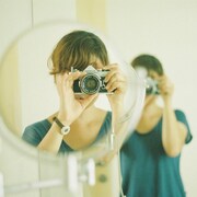 写真集の掲載写真を撮り下ろす、フォトグラファーの堀内彩香。