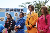 「祝！超豪華こち亀銅像15体目完成記念 銅像除幕式」の様子。