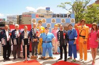 「祝！超豪華こち亀銅像15体目完成記念 銅像除幕式」フォトセッションの様子。