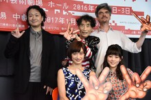 ミュージカル「わたしは真悟」製作発表より。後列左から白井晃、楳図かずお、フィリップ・ドゥクフレ。前列左から門脇麦、高畑充希。