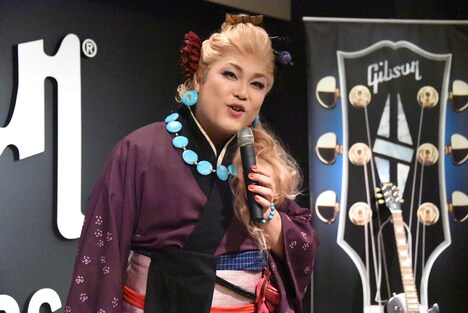 「超歌劇『幕末Rock』黒船来航」の製作発表会より。お登勢役の山岸拓生。