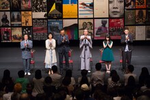 昨日8月7日をもって一時休館した東京・パルコ劇場での手締め会に参加した登壇者ら。左から青井陽治、南果歩、渡辺謙、立川志の輔、志田未来、佐藤隆太。