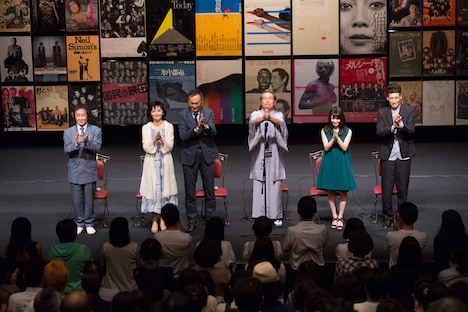 昨日8月7日をもって一時休館した東京・パルコ劇場での手締め会に参加した登壇者ら。左から青井陽治、南果歩、渡辺謙、立川志の輔、志田未来、佐藤隆太。