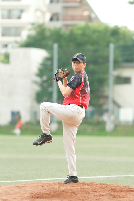 趣味の野球を楽しむ山崎育三郎。