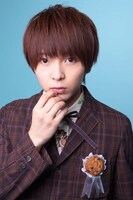 双六仁志役の筆村栄心。