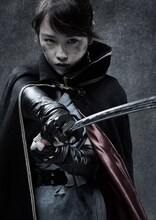 川栄李奈演じるあずみ。