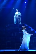 上から、坂元健児演じる竜王、上原多香子演じる乙姫。