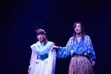 左から、上原多香子演じる乙姫、木村了演じる浦島太郎。
