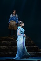 上から木村了演じる浦島太郎、上原多香子演じる乙姫。